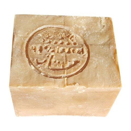 Alépia Alepposåpe 200g lys beige i såpe med preget logo sett ovenfra