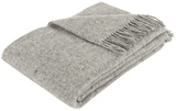 Arctic Ullpledd Melange 130x200 cm Grey i ull, brettet og sett fra siden med frynser