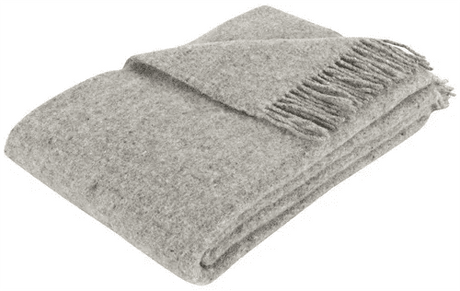 Arctic Ullpledd Melange 130x200 cm Grey i ull, brettet og sett fra siden med frynser