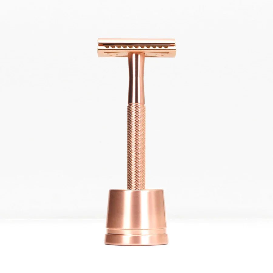 Bambaw barberhøvel med holder Rose Gold i rustfritt stål og messing, sett forfra på hvit bakgrunn