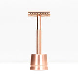 Bambaw barberhøvel med holder Rose Gold i rustfritt stål og messing, sett forfra på hvit bakgrunn