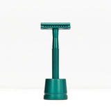 Bambaw barberhøvel med holder Sea Green i rustfritt stål og messing, sett forfra på hvit bakgrunn