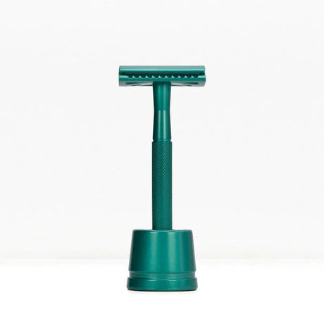 Bambaw barberhøvel med holder Sea Green i rustfritt stål og messing, sett forfra på hvit bakgrunn