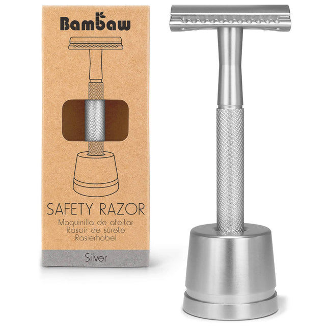 Bambaw barberhøvel med holder Silver i metall, vist stående ved siden av emballasjen Suztain.no