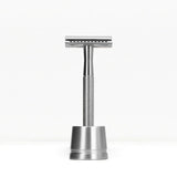 Bambaw barberhøvel med holder Silver i metall, sett forfra med hvit bakgrunn
