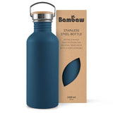 Bambaw Drikkeflaske 1000ml Blå i rustfritt stål, vist i emballasje med utskåret logo