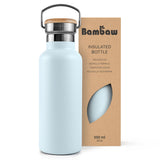 Bambaw Isolert Drikkeflaske 500 ml Ice Blue i rustfritt stål med bambuslokk, vist i emballasje