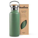 Bambaw isolert drikkeflaske 500 ml Sage Green i rustfritt stål og bambus, vist i emballasje