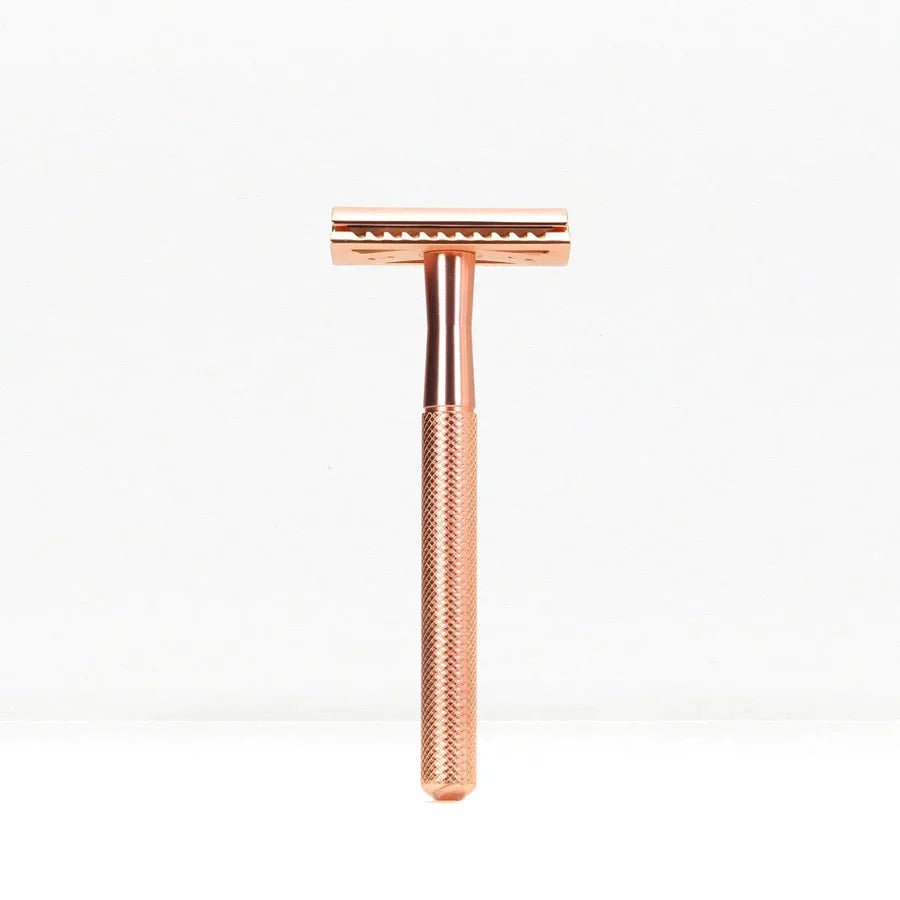 Bambaw barberhøvel i Rose Gold i metall, sett forfra med fokus på skaftets tekstur