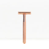 Bambaw barberhøvel i Rose Gold i metall, sett forfra med fokus på skaftets tekstur