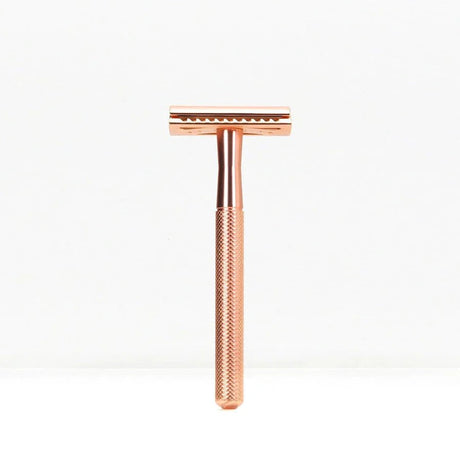 Bambaw barberhøvel i Rose Gold i metall, sett forfra med fokus på skaftets tekstur