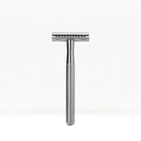 Bambaw Safety Razor barberhøvel Silver i rustfritt stål, sett forfra med fokus på håndtakets tekstur