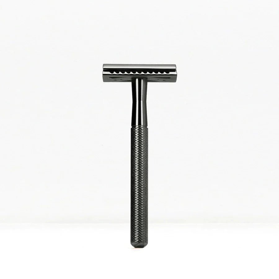 Bambaw Safety Razor barberhøvel i sort metall, sett forfra med fokus på håndtakets tekstur