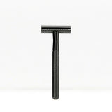 Bambaw Safety Razor barberhøvel i sort metall, sett forfra med fokus på håndtakets tekstur