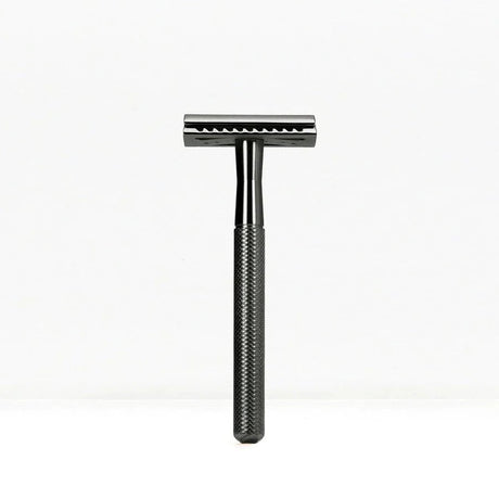 Bambaw Safety Razor barberhøvel i sort metall, sett forfra med fokus på håndtakets tekstur
