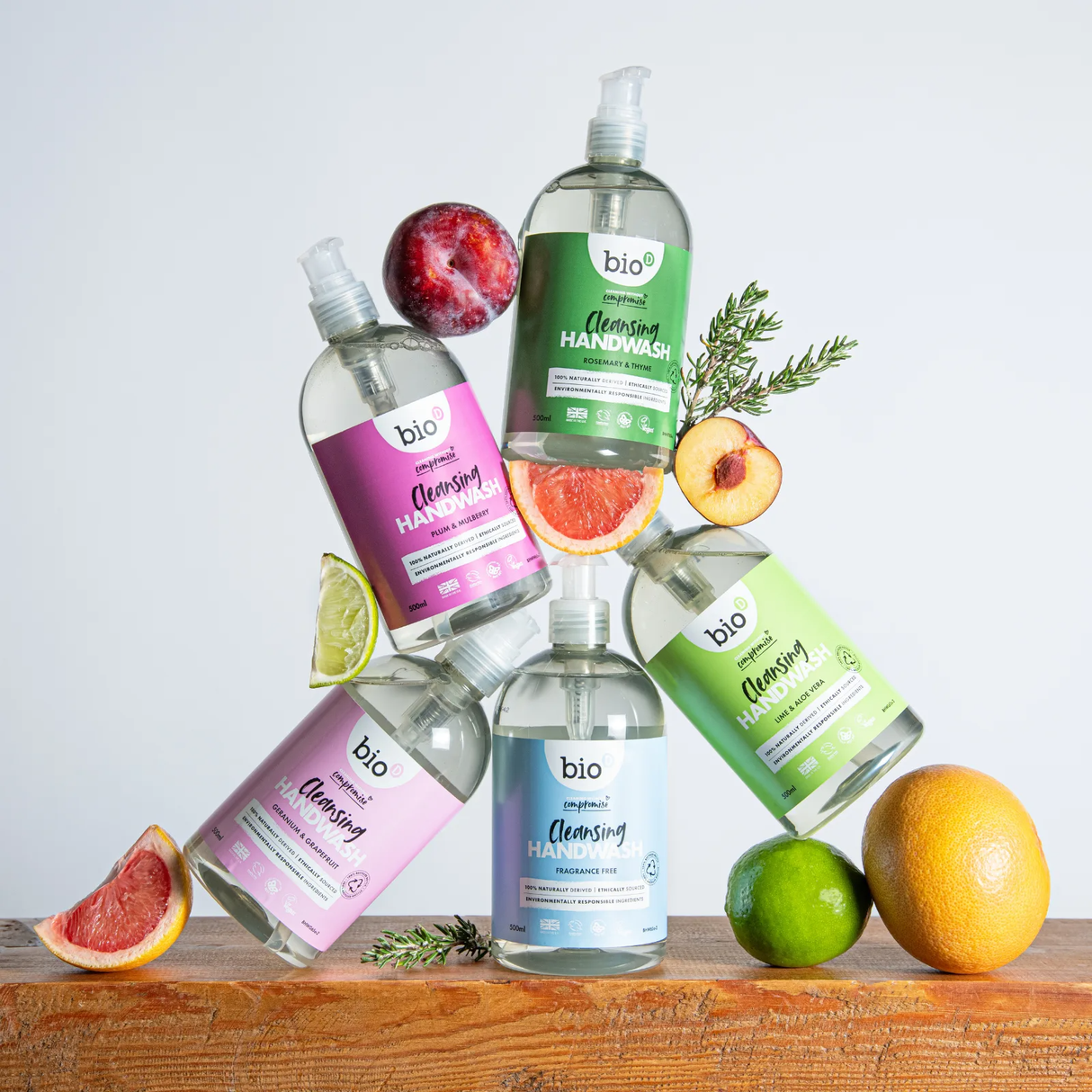 Bio-D antibakteriell håndsåpe 500 ml i geranium og grapefrukt duft med friske frukter på treplate