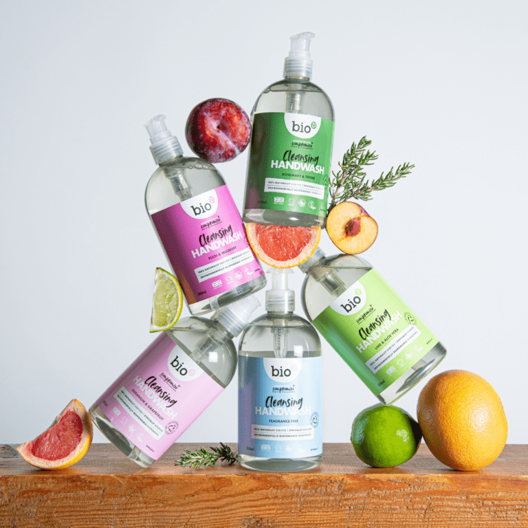 Bio-D Antibakteriell Håndsåpe Lime & Aloe Vera 500ml i plastflaske, stablet med andre varianter og frukt