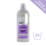 Bio-D flytende vaskemiddel lavendelduft 1 liter i hvit flaske med lilla etikett på hvit bakgrunn