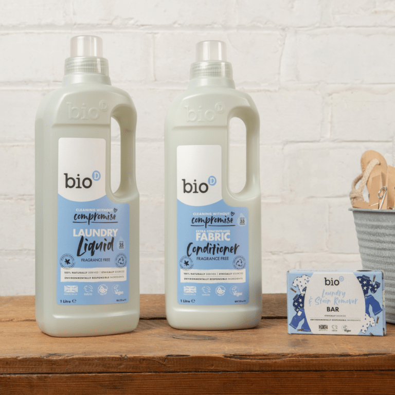Bio-D Flytende vaskemiddel Uparfymert 1 liter i plastflaske, sammen med tøymykner og flekkfjerner