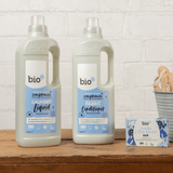 Bio-D Flytende vaskemiddel Uparfymert 1 liter i plastflaske, sammen med tøymykner og flekkfjerner