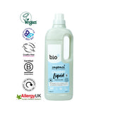 Bio-D Flytende vaskemiddel Uparfymert 1 liter i lysegrønn plastflaske, med sertifiseringslogoer på siden