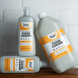Bio-D Konsentrert Gulvrens 750 ml og 5 liter i grå plastflasker, med en liggende flaske i forgrunnen