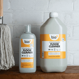 Bio-D Konsentrert Gulvrens 750 ml og 5 liter i grå plastflasker, to varianter side ved side