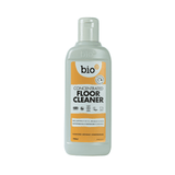 Bio-D Konsentrert Gulvrens 750 ml i plastflaske, sett forfra med oransje etikett