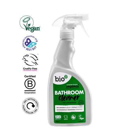 Bio-D Rengjøringsspray til badet 500ml furu og sedertre i grå plastflaske med grønn etikett, vist i emballasje