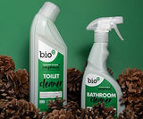 Bio-D Rengjøringsspray til badet 500ml med furu og sedertre omgitt av kongler mot grønn bakgrunn