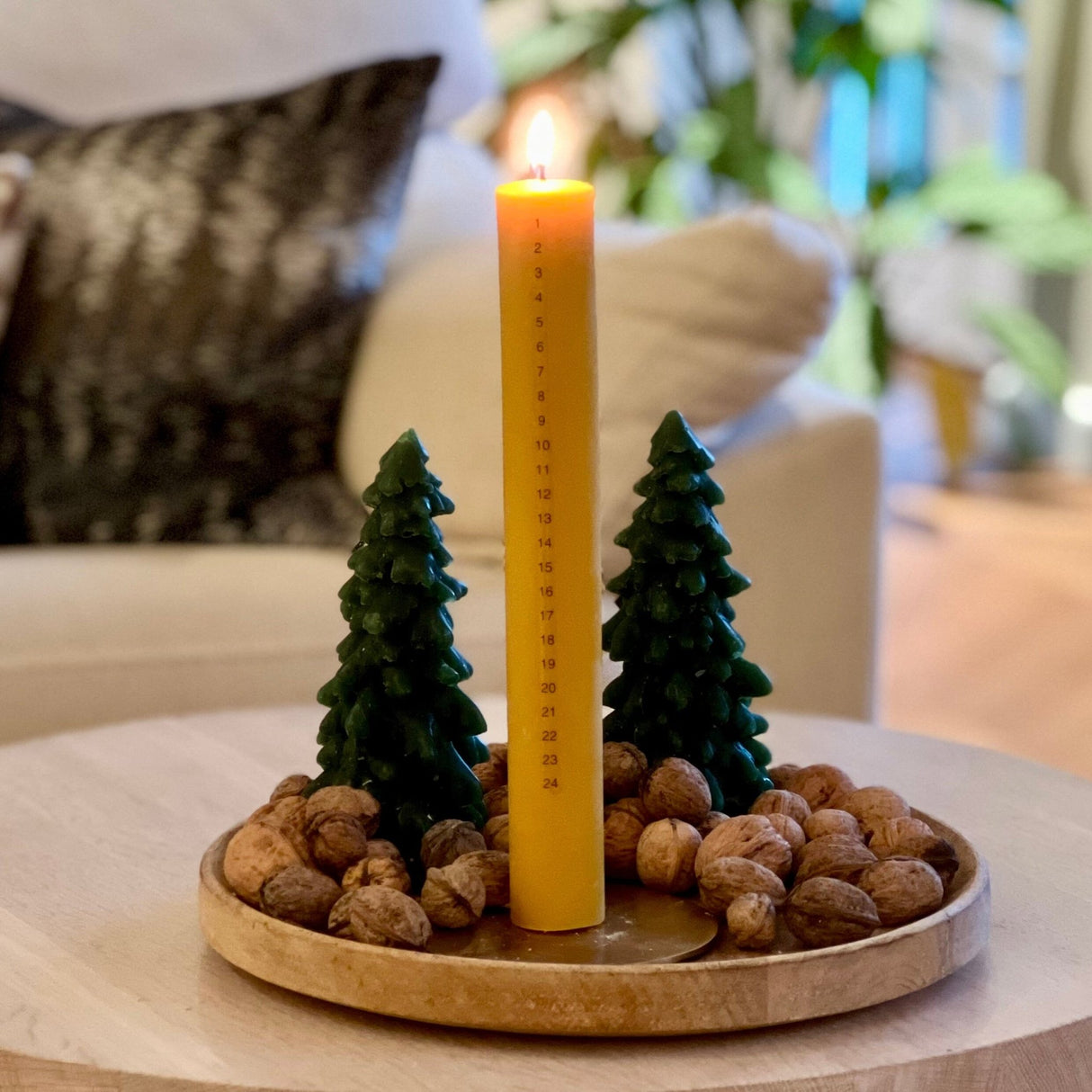 Bistad Kalenderlys kubbelys 28 cm gul i voks, tent og plassert i en juledekorasjon
