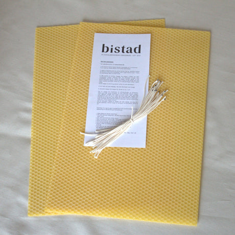 Bistad rull selv bivokslys, bordlys, gule i bivoks, med voksark, veker og instruksjonshefte sett ovenfra