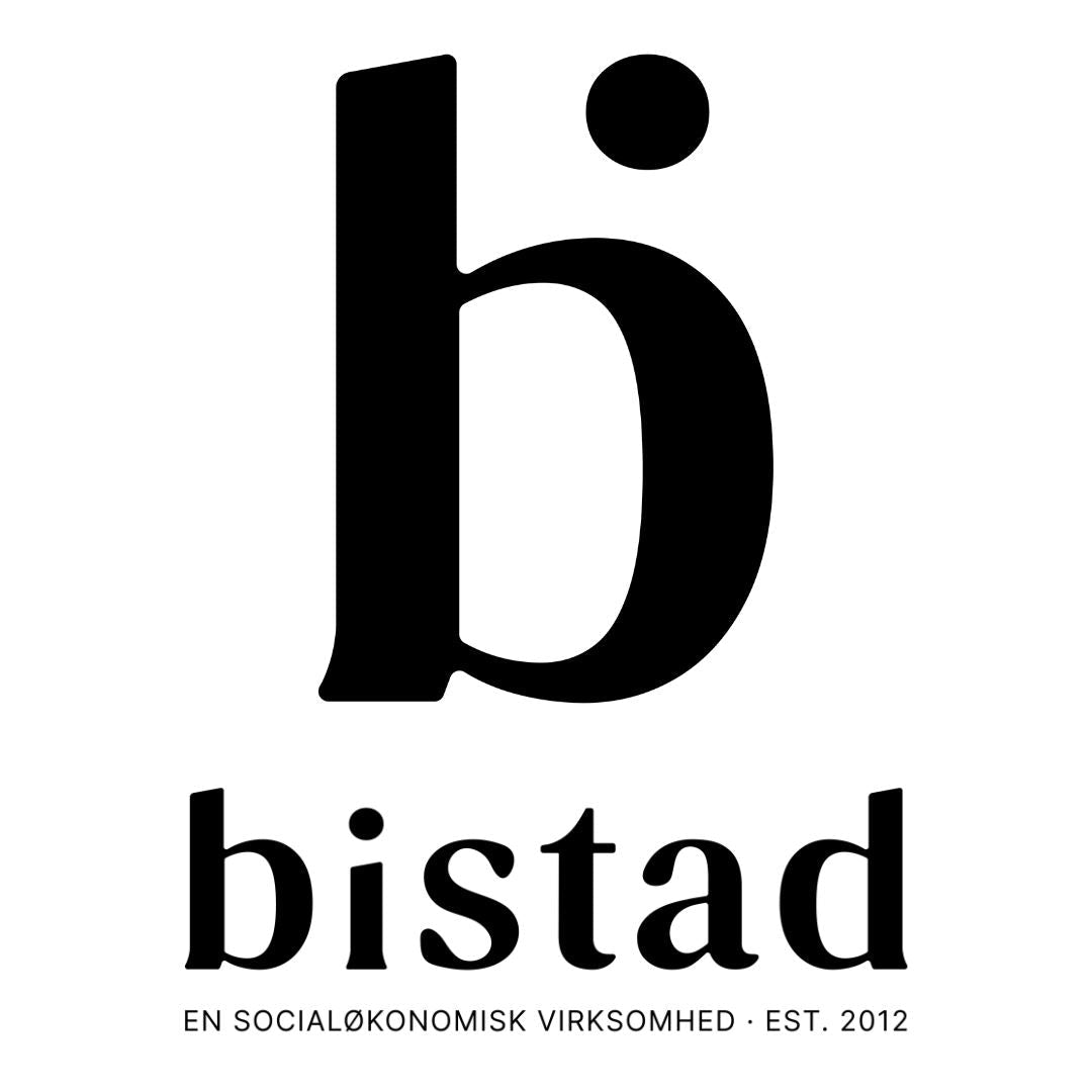 Bistad logo i svart og hvit, med teksten "EN SOCIALØKONOMISK VIRKSOMHED - EST. 2012" under