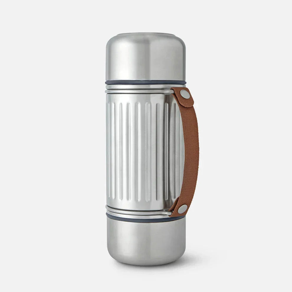 Black+Blum Termoflaske Explorer Duo i rustfritt stål med brunt bærehåndtak og integrerte kopper. Holder drikken varm eller kald i opptil 24 timer – ideell for tur, pendling og hverdagsbruk. Suztain.no
