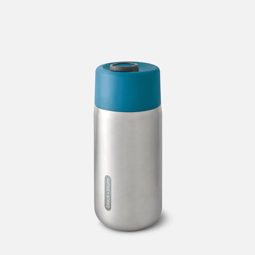 Black+Blum termokopp Ocean i rustfritt stål med blått lokk, vakuumisolert og 100 prosent tett, designet for kaffe og kald drikke på farten med én-hånds åpning og låsbart lokk.