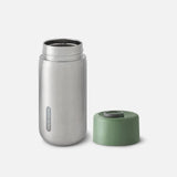 Black+Blum termokopp 340 ml Olive i rustfritt stål med lokket av, sett fra siden på hvit bakgrunn