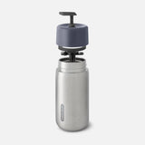 Black+Blum termokopp 340 ml Olive i rustfritt stål, lokket løftet opp fra flasken, sett fra siden