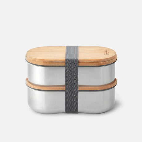 black+blum Bento-boks 1L med bambuslokk i rustfritt stål, sett forfra med grå stropp