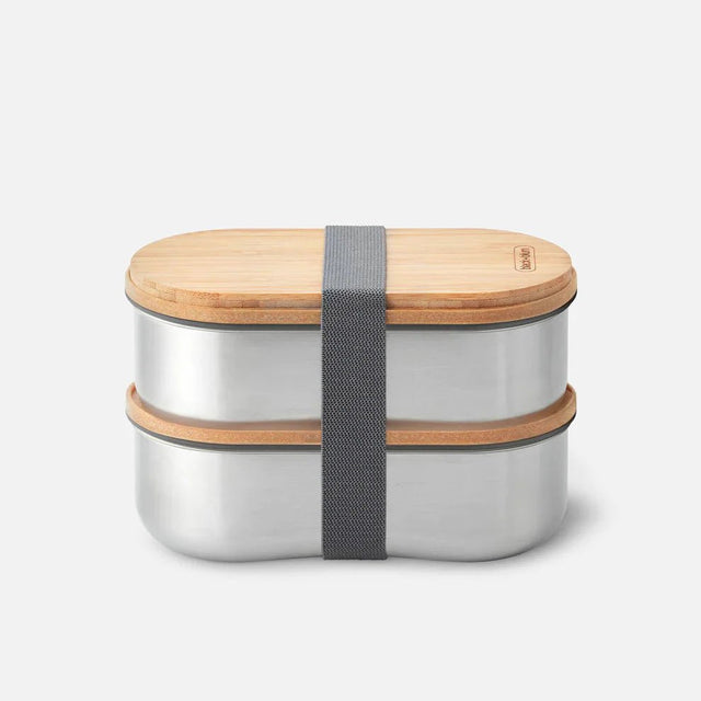 black+blum Bento-boks 1L med bambuslokk i rustfritt stål, sett forfra med grå stropp Suztain.no