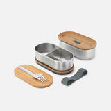 black+blum Bento-boks 1L i rustfritt stål, med bambuslokk og gaffel, sett fra skrått ovenfra