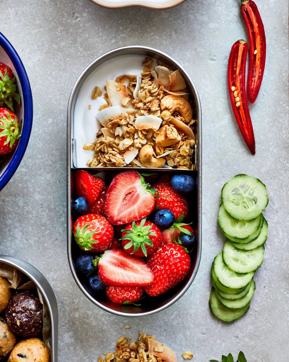 black+blum Bento-boks 1L i rustfritt stål, fylt med yoghurt, granola og bær, sett ovenfra