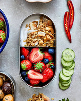 black+blum Bento-boks 1L i rustfritt stål, fylt med yoghurt, granola og bær, sett ovenfra