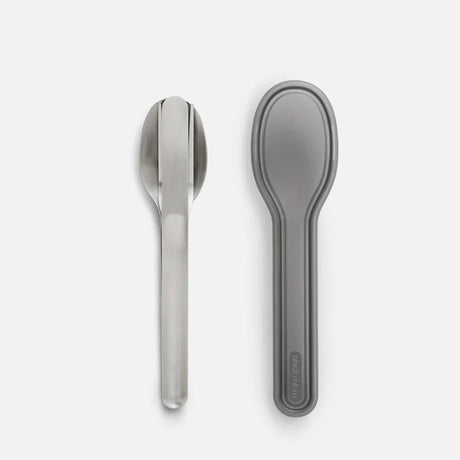 black+blum bestikksett i grå og sølv i rustfritt stål og silikon, sett fra oven med etuiet ved siden av