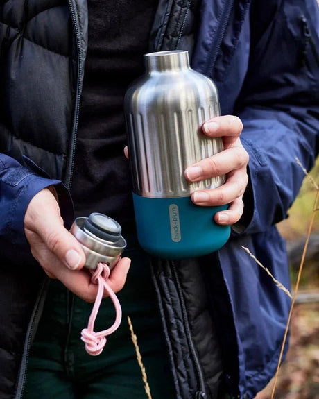 Black+Blum Explorer Termos 650 ml Ocean i rustfritt stål, holdt i hånden med avskrudd kork