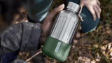black+blum Explorer termos i rustfritt stål 650 ml i olivengrønn på tur i naturen