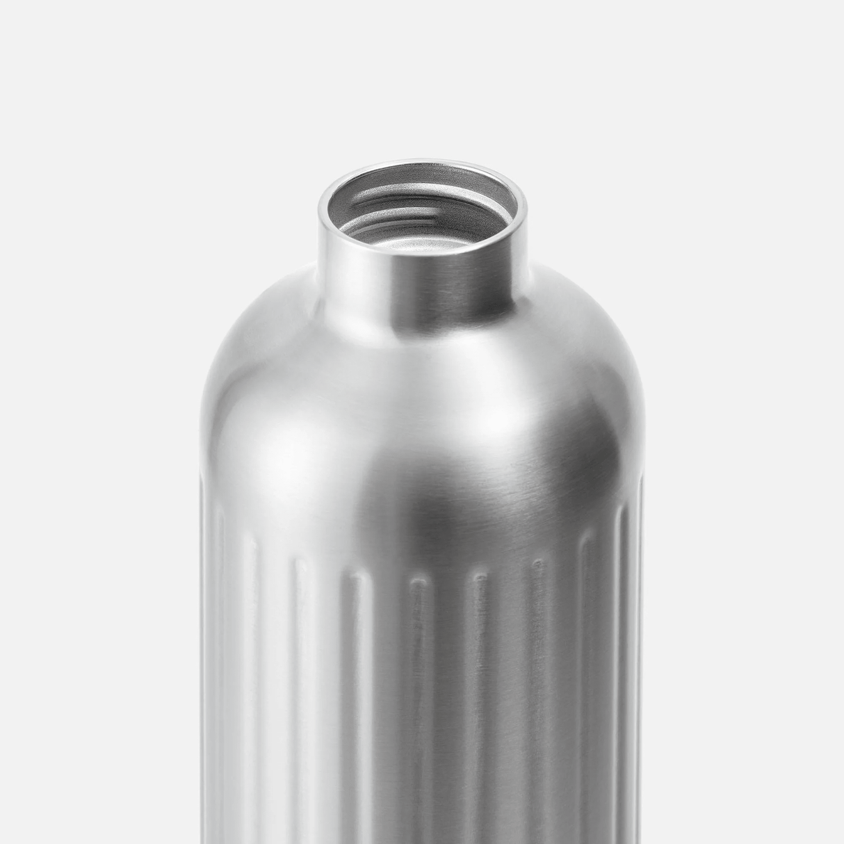 black+blum Explorer Termos 650 ml i rustfritt stål, nærbilde av flaskeåpningen med gjenger