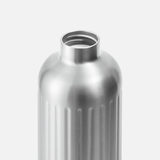 black+blum Explorer Termos 650 ml i rustfritt stål, nærbilde av flaskeåpningen med gjenger