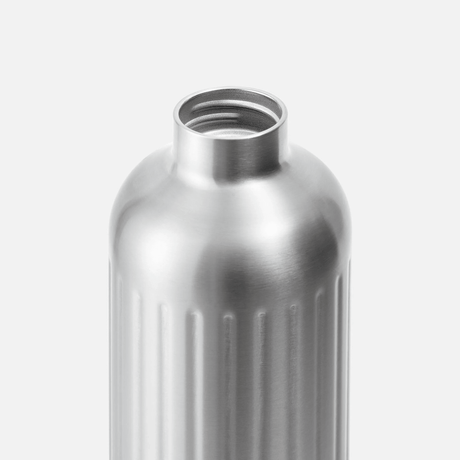 black+blum Explorer Termos 650 ml i rustfritt stål, nærbilde av flaskeåpningen med gjenger
