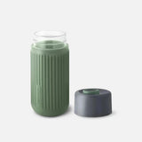 Black+Blum Termokopp Glass 340 ml Ocean i glass og silikon, med lokket liggende ved siden av