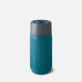 Black+Blum Termokopp Glass 340 ml Ocean i glass og silikon, sett fra skrått ovenfra med logo synlig